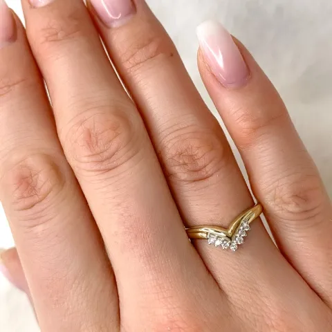 V ring i 9 karat guld.- 0,09 ct