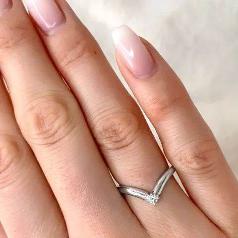 V diamant ring i 9 karat hvidguld 0,05 ct