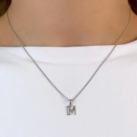 Bogstav m diamant vedhæng i 9 karat hvidguld 0,02 ct