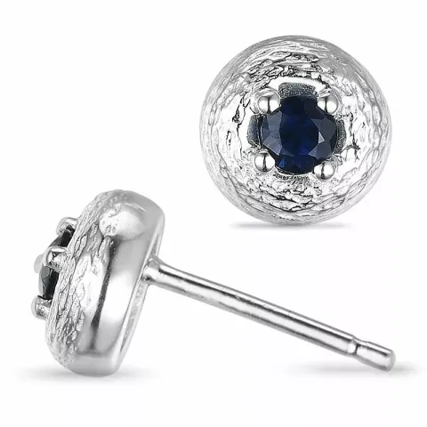 runde safir solitaireørestikker i 9 karat hvidguld med safir