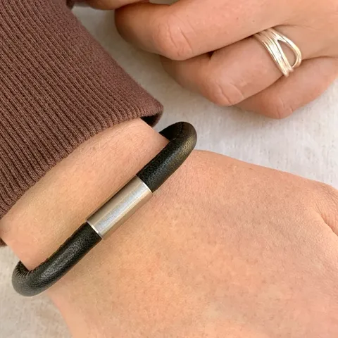 sort læder armbånd i stål  x 6 mm