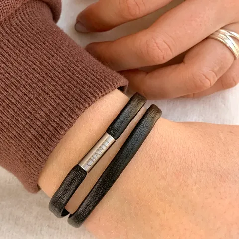 Flad sort læder armbånd i stål x 6 mm