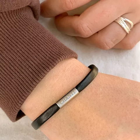 Flad sort læder armbånd i stål  x 6 mm