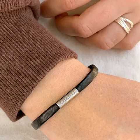 Flad sort læder armbånd i stål x 6 mm