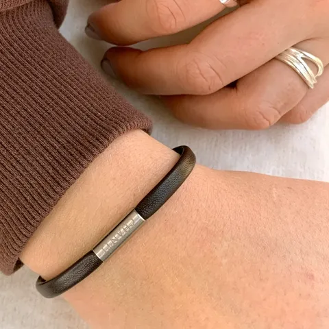 Rund brun læder armbånd i stål  x 4 mm