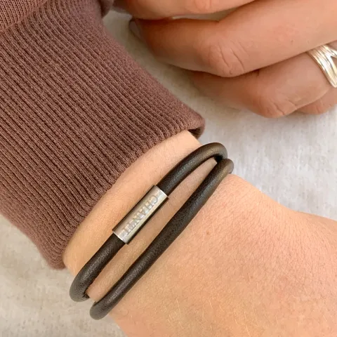 Rund sort læder armbånd i stål  x 4 mm