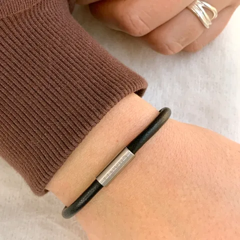 Rund sort læder armbånd i stål  x 4 mm