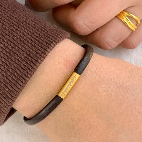 Flad brun armbånd i læder med forgyldt stål lås x 6 mm