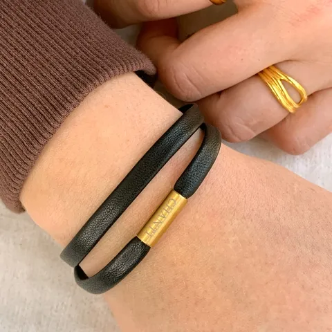 Flad brun armbånd i læder med forgyldt stål lås  x 6 mm