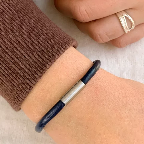 Rund blå armbånd i læder med stål lås  x 4 mm
