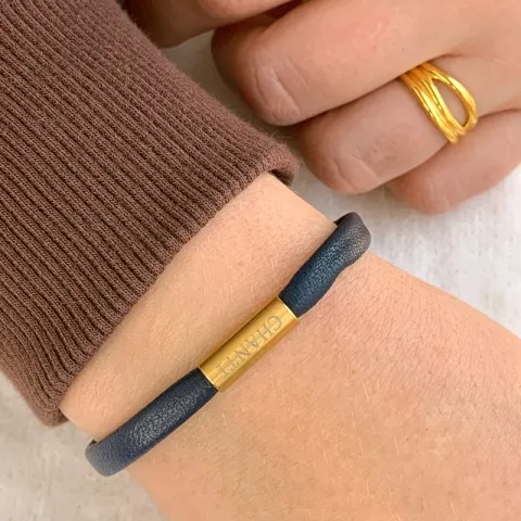 Flad blå armbånd i læder med forgyldt stål lås  x 6 mm