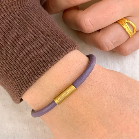 Rund lilla armbånd i læder med forgyldt stål lås  x 4 mm