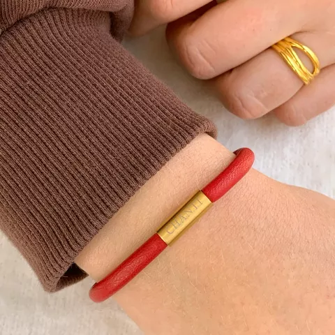 Flad rød magnetarmbånd i læder med forgyldt stål lås  x 6 mm