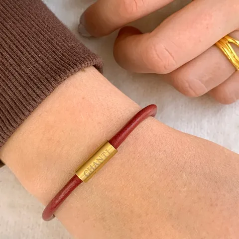 Rund rød magnetarmbånd i læder med forgyldt stål lås  x 4 mm