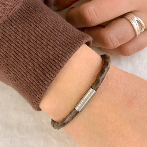 Rund brun slangearmbånd i læder med stål lås x 4 mm