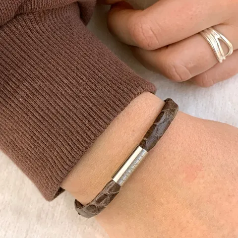 Flad brun slangearmbånd i læder med stål lås x 6 mm