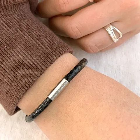 Rund sort slangearmbånd i læder med stål lås  x 4 mm