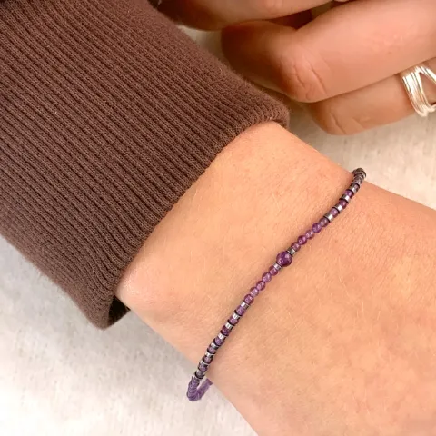 Elegant armbånd med ametyst og hematite.