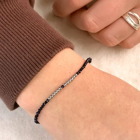 mørkeblå metallic armbånd med sten og hematite.