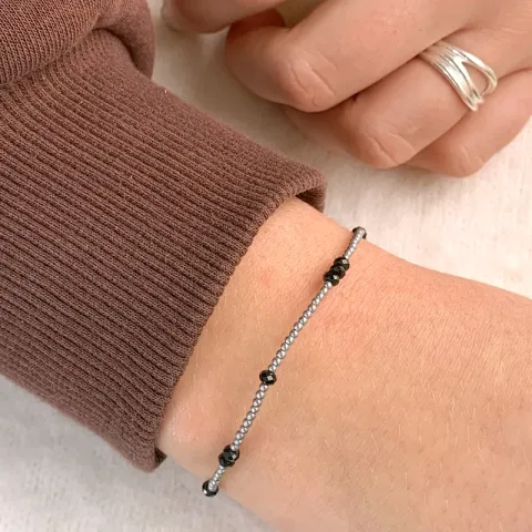 Elegant sten armbånd med hematite og spinel sten.