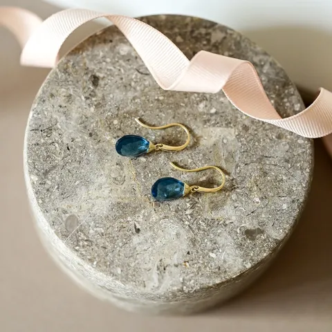 øreringe i 9 karat guld med mørkeblå krystal