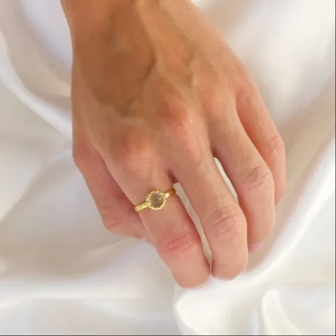 lysegrøn krystal ring i forgyldt messing - Eliné