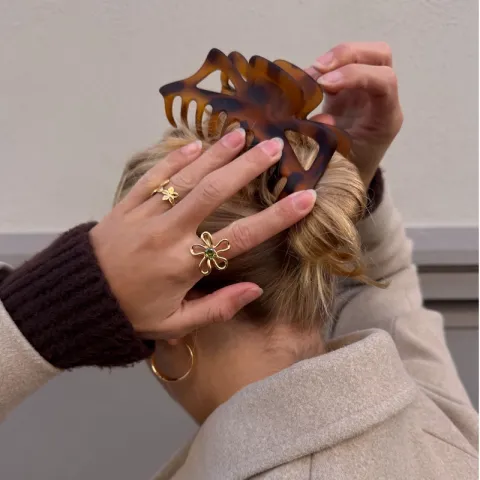 vandfast blomster grøn ring i forgyldt stål - OCEANA