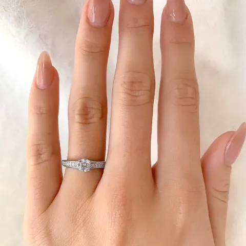 hvid zirkon ring i rhodineret sølv