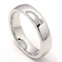 bred vielsesring i 14 karat hvidguld 0,05 ct