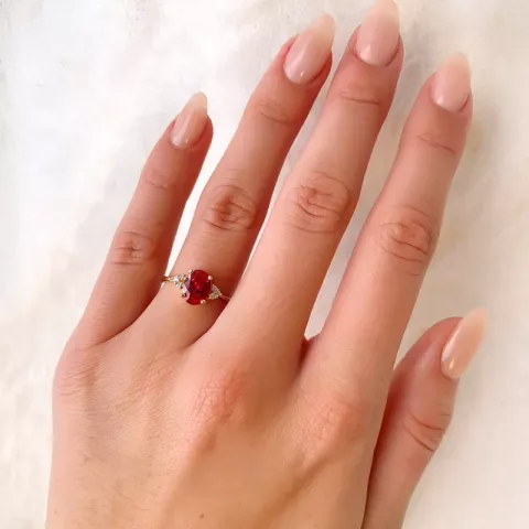 Oval rød ring i forgyldt sølv