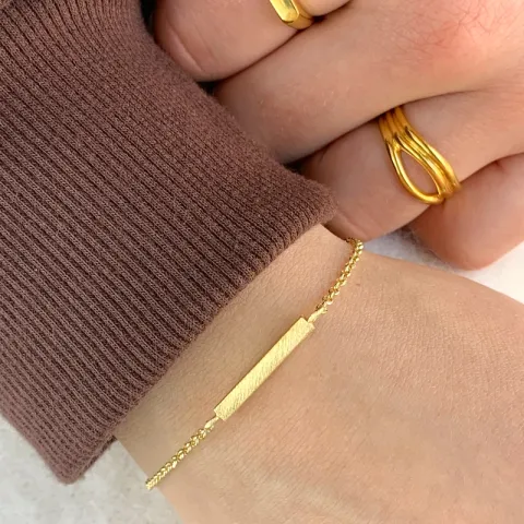 armbånd i forgyldt sølv med vedhæng i forgyldt sølv