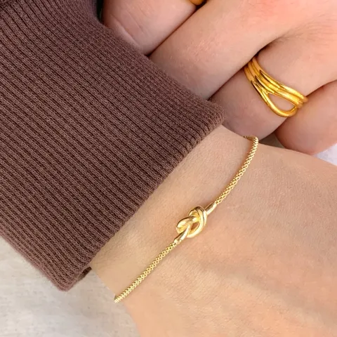 armbånd i forgyldt sølv med vedhæng i forgyldt sølv