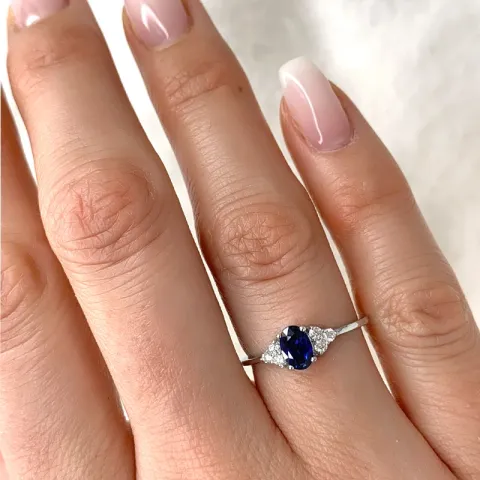 blå safir diamantring i 14 karat hvidguld 0,57 ct 0,13 ct