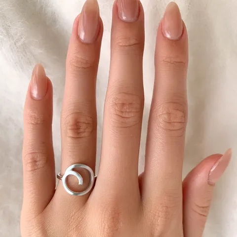 Elegant rund ring i sølv