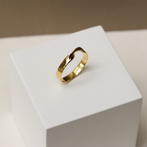 ring i forgyldt sølv