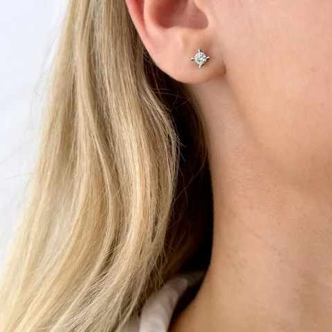 2 x 0,20 ct solitaireørestikker i 14 karat hvidguld med diamant
