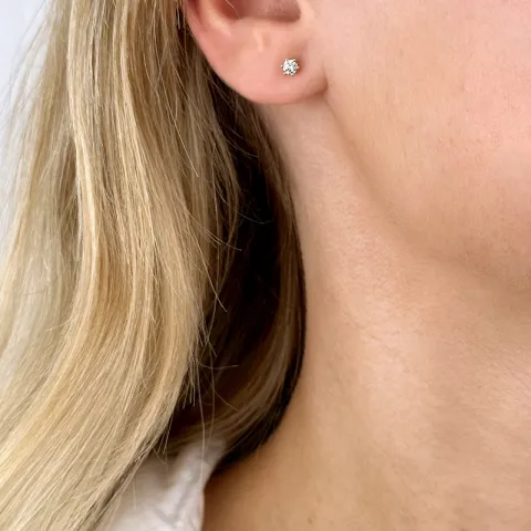 2 x 0,10 ct solitaireørestikker i 14 karat guld med diamant
