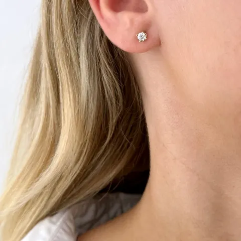 2 x 0,20 ct solitaireørestikker i 14 karat guld med diamant