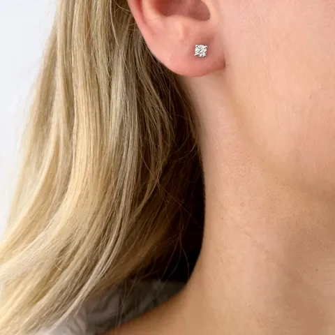 2 x 0,20 ct solitaireørestikker i 14 karat hvidguld med diamant