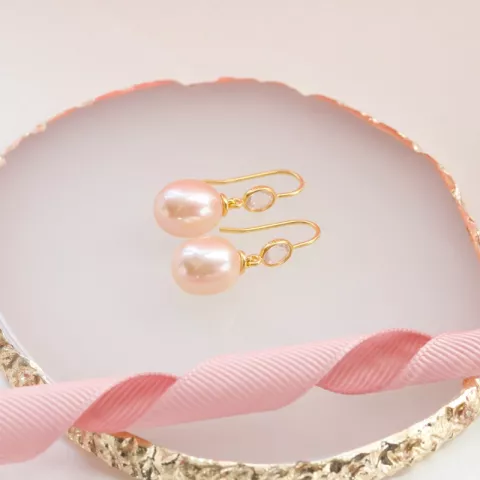 Julie Sandlau lange perle øreringe i forgyldt sølv pink kvarts