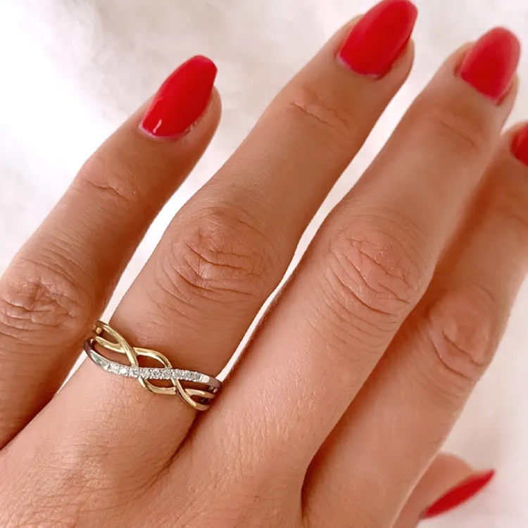 diamantring i 14 karat guld.- og hvidguld 0,06 ct