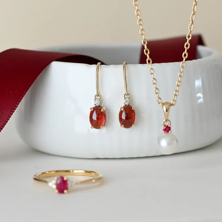 ovale granat diamantøreringe i 14 karat guld med granat og diamant