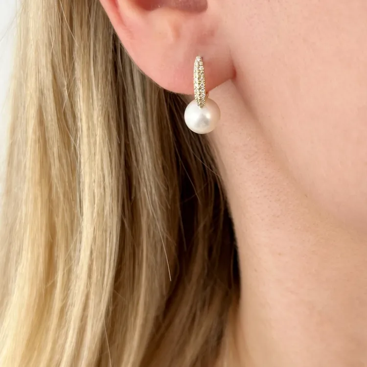 perle creoler i 14 karat guld med diamant
