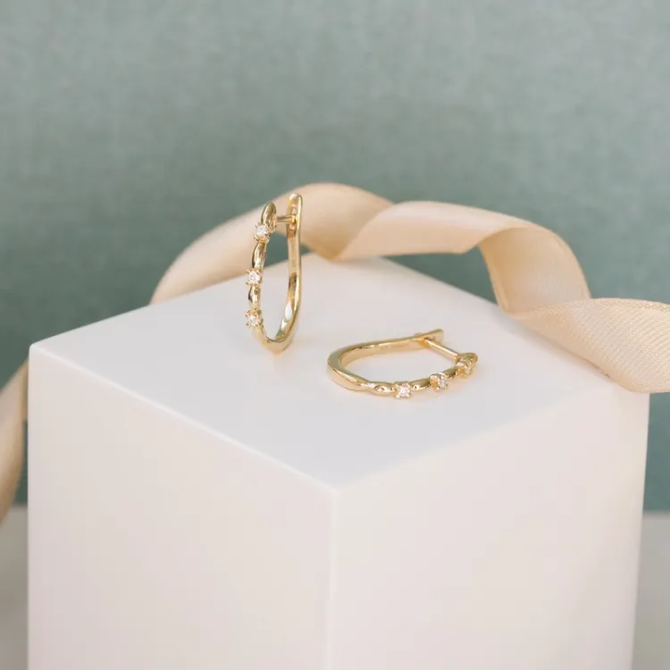 creoler i 14 karat guld med diamant
