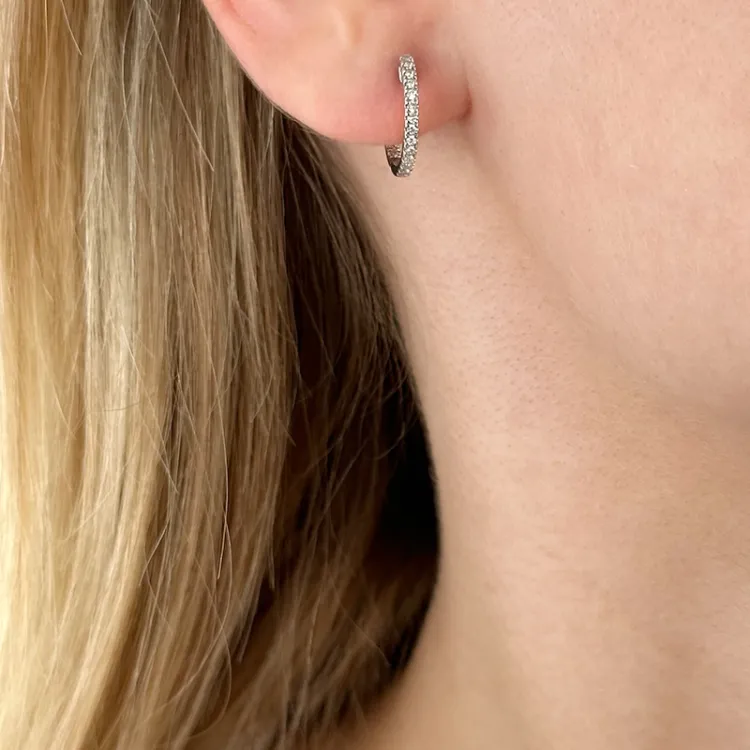 14 mm diamant creoler i 14 karat hvidguld med diamant