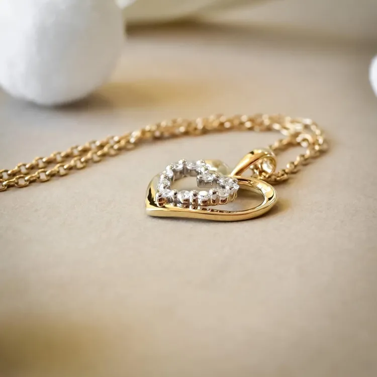 Hjerte diamant vedhæng i 14 karat guld.- og hvidguld 0,18 ct