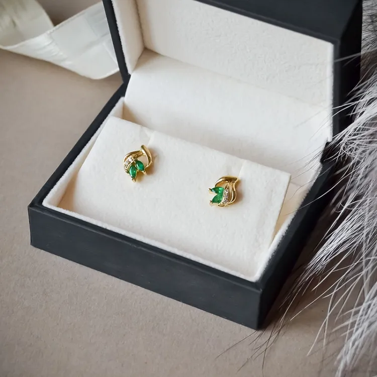 blomster smaragd diamantøreringe i 14 karat guld med diamant og smaragd