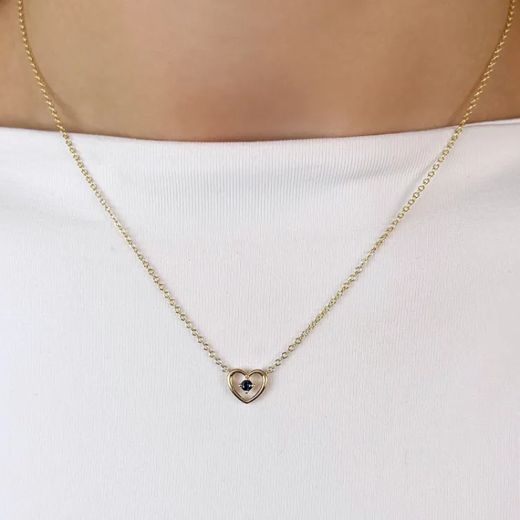 42 cm hjerte safir vedhæng med halskæde i 14 karat guld 0,07 ct