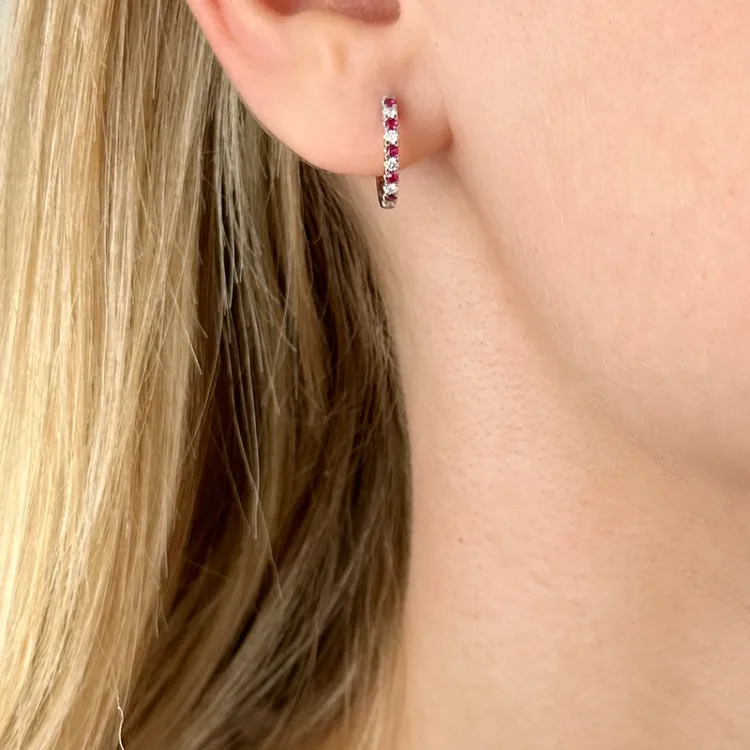 14 mm rubin creoler i 14 karat hvidguld med rubin og diamant