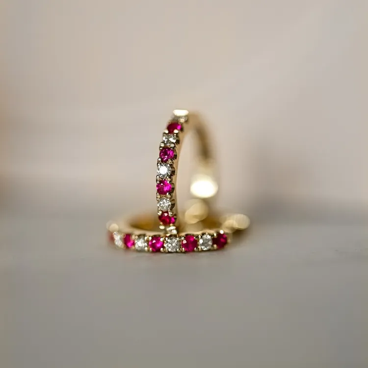 14 mm rubin creoler i 14 karat guld med rubin og diamant 
